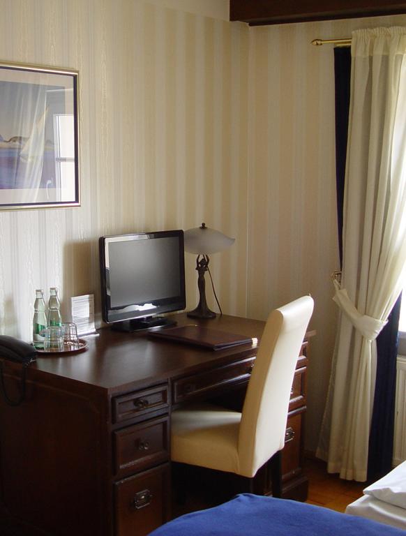 Hotel Altes Hafenhaus Rostock Bagian luar foto