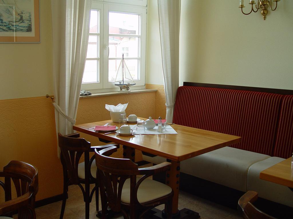 Hotel Altes Hafenhaus Rostock Bagian luar foto