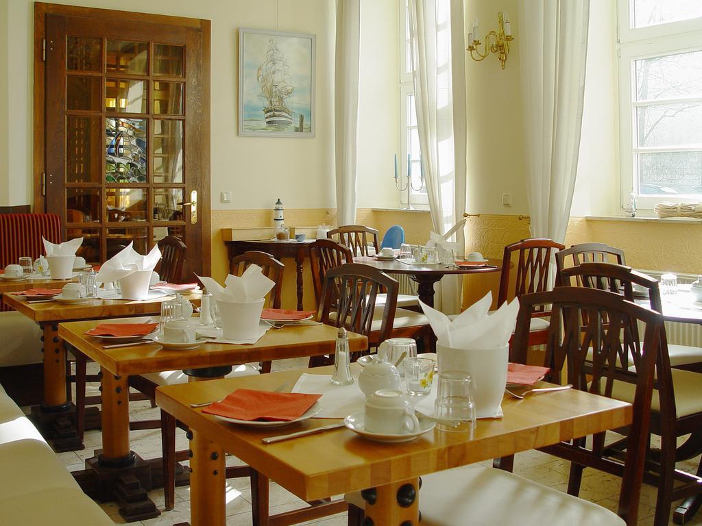 Hotel Altes Hafenhaus Rostock Bagian luar foto